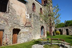 Blick in den Garten der Ev. Versöhnungskirche